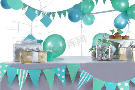 生日蛋糕蛋糕摄影照片_蓝色和绿色的生日宴会桌