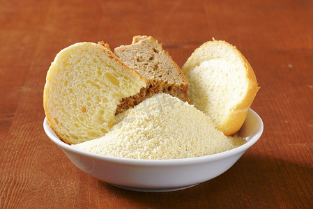 不新鲜的面包和磨得很细的面包屑