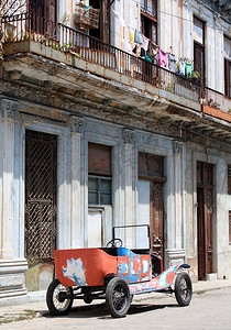 古巴哈瓦那街道上破旧的旧车