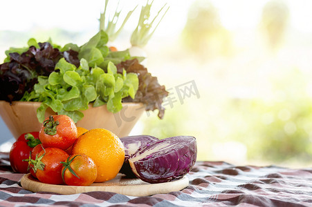碗中新鲜有机生蔬菜和水果，用于桌上沙拉