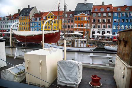 丹麦哥本哈根-2016 年 8 月 15 日：新港码头的船只