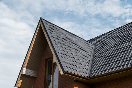 现代屋顶覆盖着瓦片效果 PVC 涂层棕色金属屋顶板。