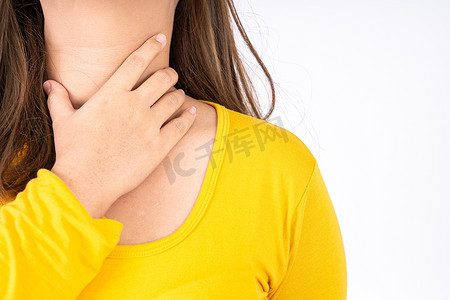 女性手触摸甲状腺结节。