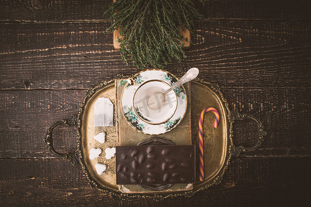 木桌顶视图上配有香草和巧克力的茶具