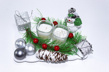 带两根小蜡烛的简单自制圣诞装饰品
