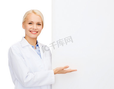 拿着白色空白板的微笑女医生