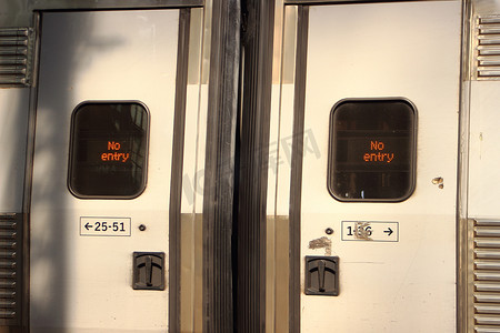 带有禁止进入标志的封闭式滑动火车门