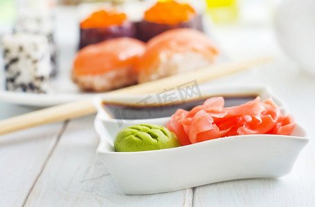 切生姜摄影照片_白碗中的生姜、vasabi 和酱油