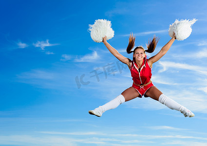 红色服装跳跃的年轻啦啦队员