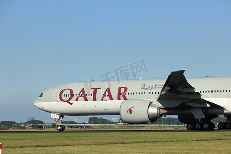 卡塔尔航空摄影照片_荷兰阿姆斯特丹-2016 年 8 月 18 日：卡塔尔航空公司波音 777 A7-BAY