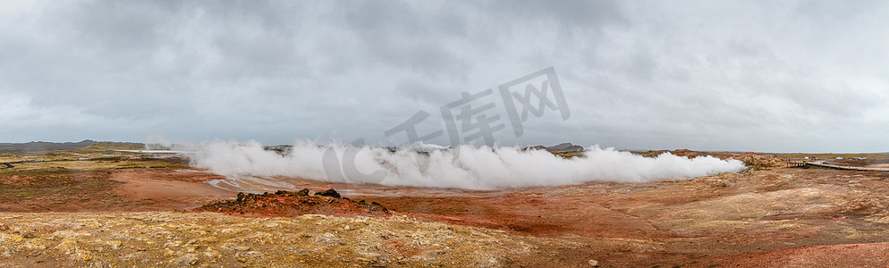 hot摄影照片_风暴期间冰岛 Gunnuhver Hot Springs 蒸汽云的 Geo Thermal 温泉活动