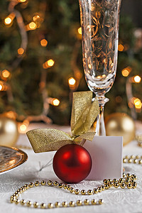 用圣诞球和珠子装饰的节日餐桌