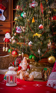 房间复古内饰中的圣诞树