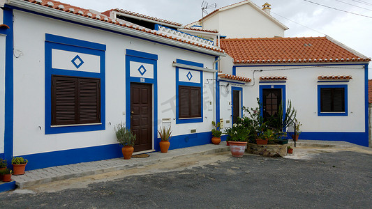 葡萄牙 Vila Nova de Milfontes 的蓝色和白色房屋