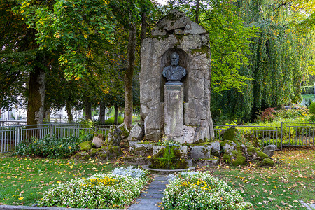 德国圣布拉西恩的克拉夫特纪念碑，多色树木