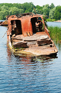 河上失事的废弃船