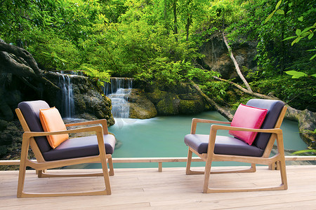 在美丽的瀑布旁的木露台上放松木桌