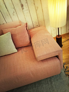 复古风格的粉色沙发和台灯