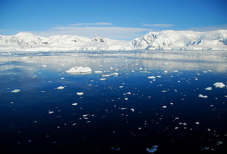 与冰山的南极风景
