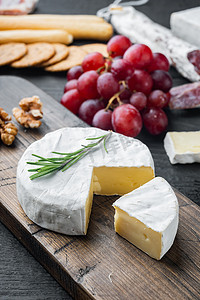 诺曼底奶酪法式软卡门培尔奶酪，放在黑色木桌上