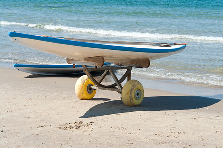 沙滩上的冲浪板