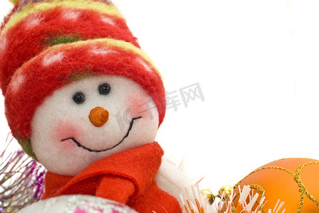 可爱的白色雪人和圣诞装饰球