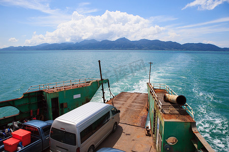 渡船航行在蓝色的海水上用于岛屿和海上 t