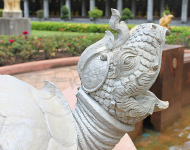 带头的箱龟雕刻张开嘴 A 雕塑艺术，泰国