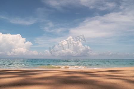 夏季热带自然清洁海滩和白色沙滩与阳光蓝天和散景背景。