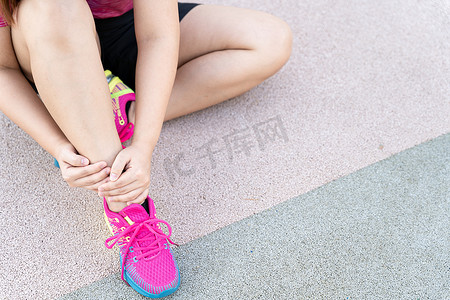 女胖赛跑运动员腿部受伤和疼痛。