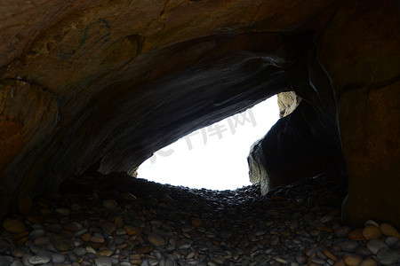 Clashach Cove 的小洞穴内