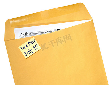 到期日摄影照片_由于信封上的冠状病毒延迟，7 月 15 日的纳税日提醒