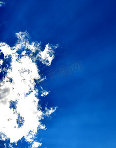 太阳与云彩摄影照片_与云彩和太阳光芒的蓝天
