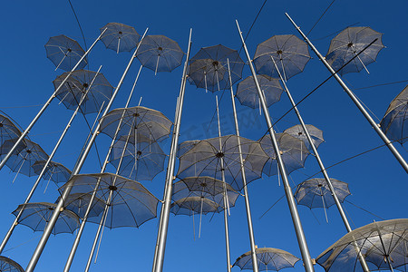 塞萨洛尼基摄影照片_塞萨洛尼基的金属雨伞视图。
