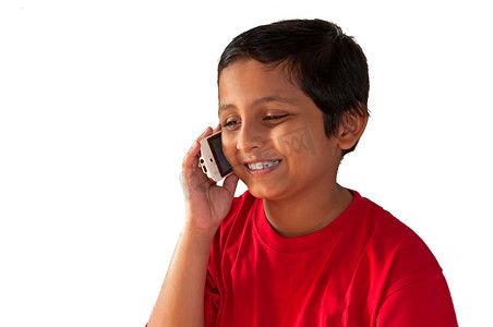 孟加拉人摄影照片_亚洲、印度、孟加拉小男孩在手机上聊天，微笑