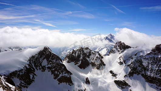 夏天雪山摄影照片_铁力士雪山山谷