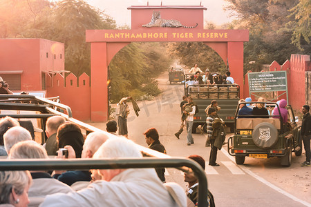 Ranathambar 国家公园，印度，亚洲，2018 年 5 月 6 日：旅游车在繁忙的假期时间在 Ranthambhore 国家公园正门外排队。