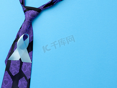 真丝紫色男士领带和蓝色丝带在蓝色 ba 上折叠成一个环