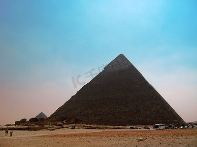 埃及沙漠中的胡夫金字塔和切夫雷金字塔