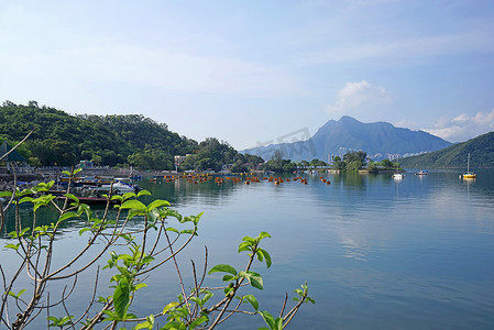 湖、栅栏和山上的游艇、钓鱼和休闲船