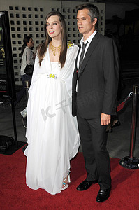 米拉·乔沃维奇 (Milla Jovovich) 和蒂莫西·奥利芬特 (Timothy Olyphant) 在洛杉矶首映的“完美逍遥游”。 