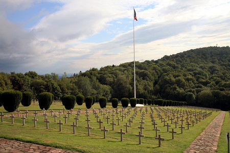 军事墓地里成排的墓碑