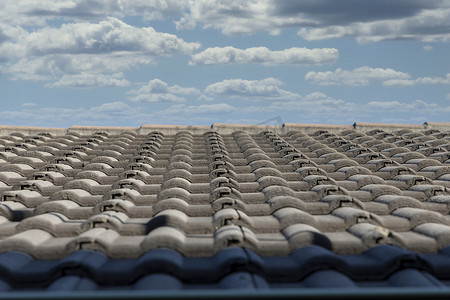 山直线摄影照片_屋顶上一条直线上的灰色赤陶瓦屋顶瓦片