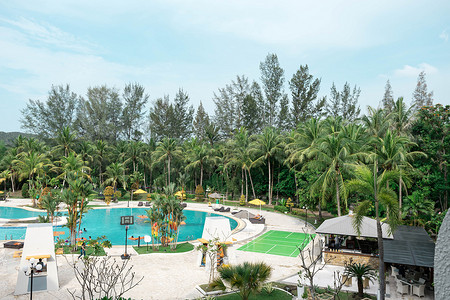 2019年5月4日，印度尼西亚巴淡岛海滨的酒店度假村和游泳池区