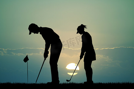 夕阳下的高尔夫球手剪影