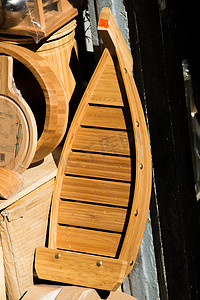 玩具帆船摄影照片_迷你尺寸小七彩模型帆船