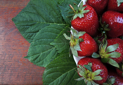 木制背景盘子里的草莓