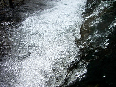 瀑布水流摄影照片_气泡;