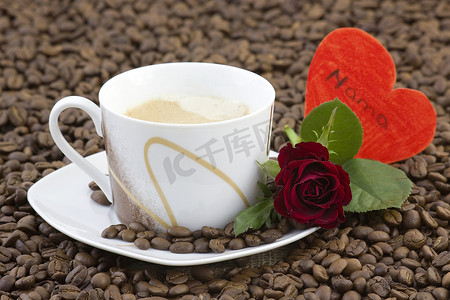 一杯咖啡、红玫瑰和心