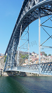 亮金色建筑摄影照片_Dom Luiz 桥，波尔图，葡萄牙